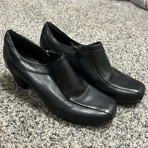 Clarks Bendables Low Ankle Bootie